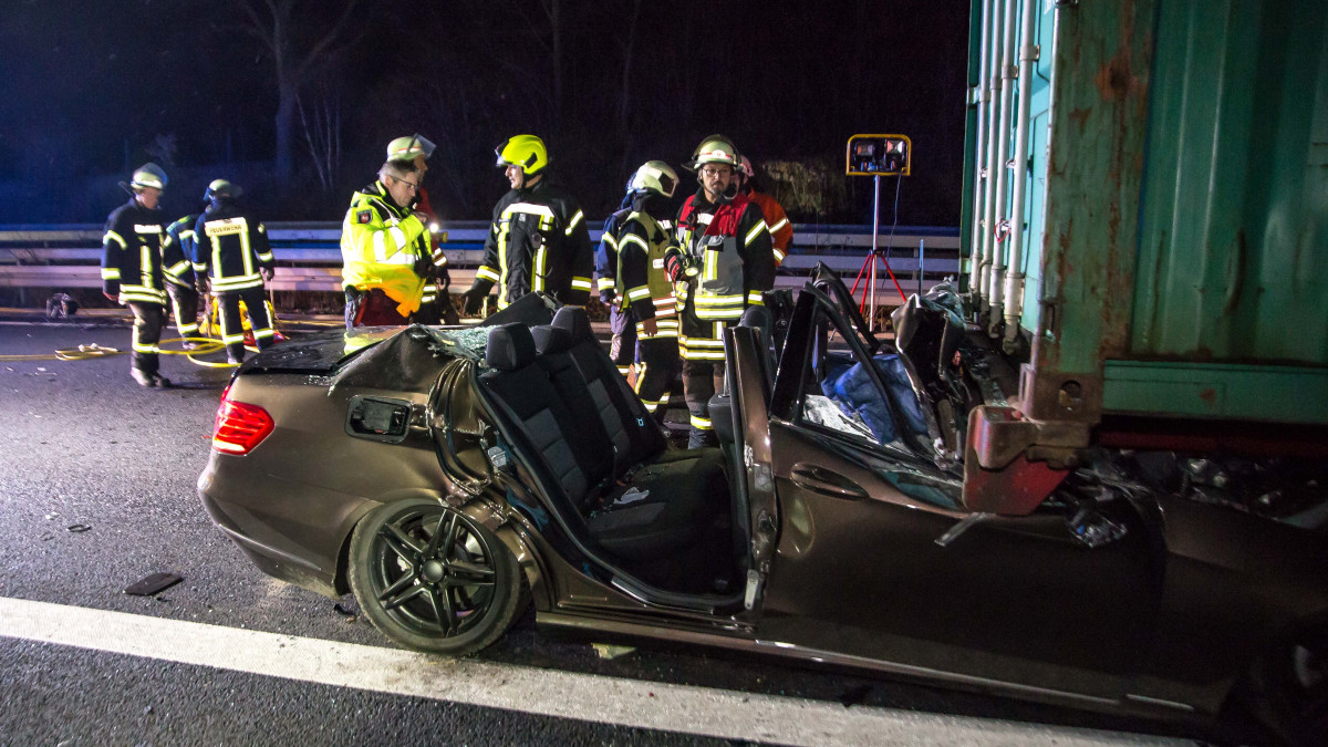 Unter LKW eingeklemmt: Autofahrer überlebt Horror-Crash | regionalHeute.de