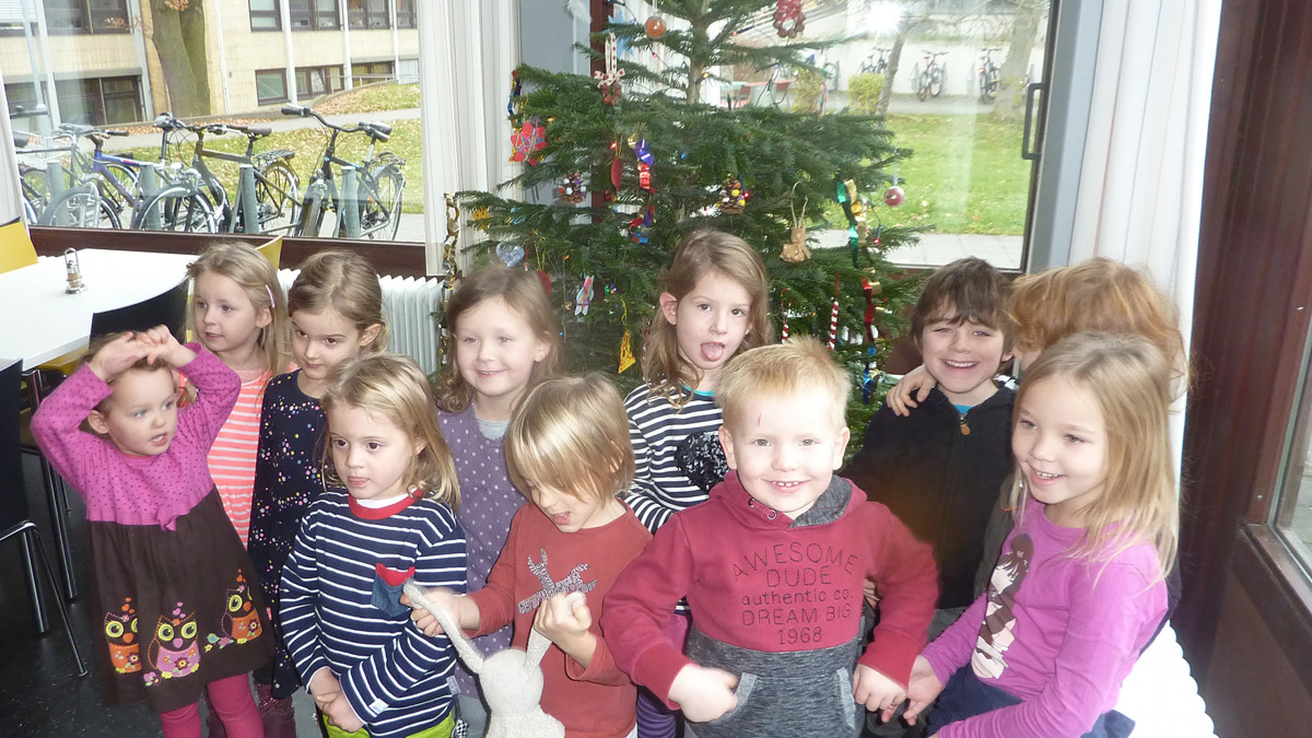 Kinder schmücken Weihnachtsbäume in der Ostfalia  regionalHeute.de