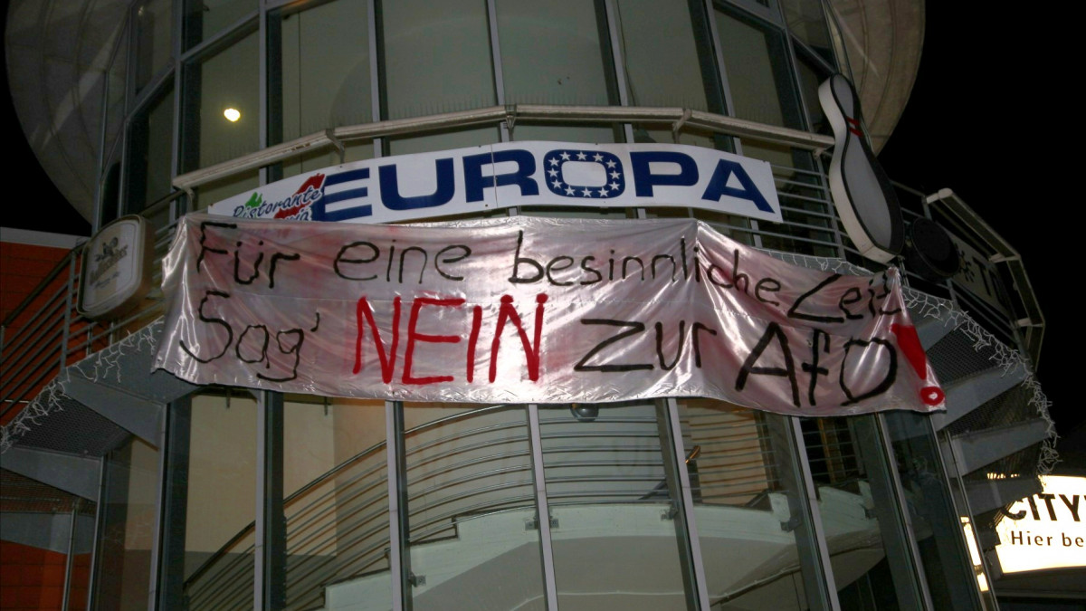 Kein Sex mit Nazis - Aktivisten hängen Banner auf | regionalHeute.de