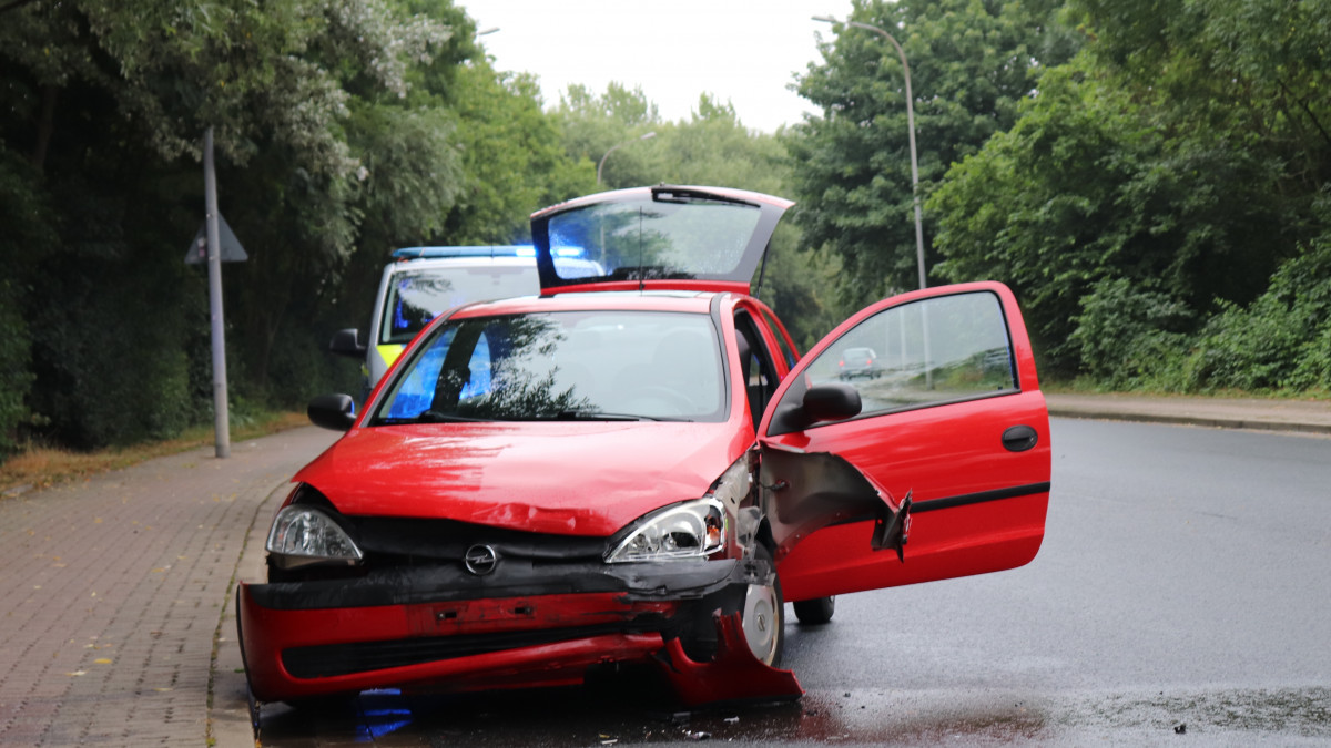 Unfall auf regennasser Fahrbahn Opel landet
