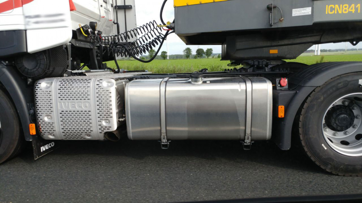 Mehrum: Mit Klärschlamm Beladener LKW Kippt Auf Bundesstraße Um ...