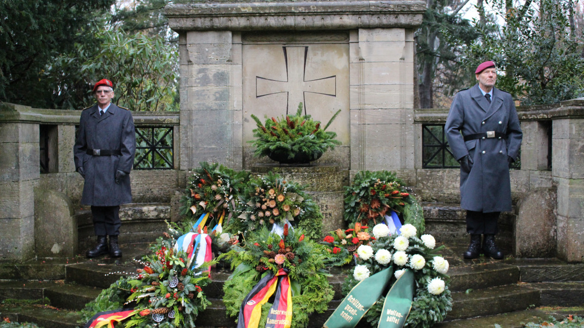 In Gedenken an die Opfer von Krieg und Gewalt | regionalHeute.de