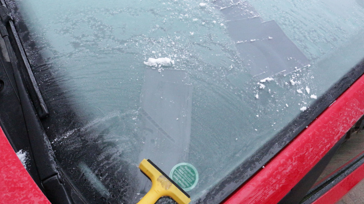 Vereiste-Scheiben-und-laufender-Motor-Diese-Bu-gelder-drohen-im-Winter