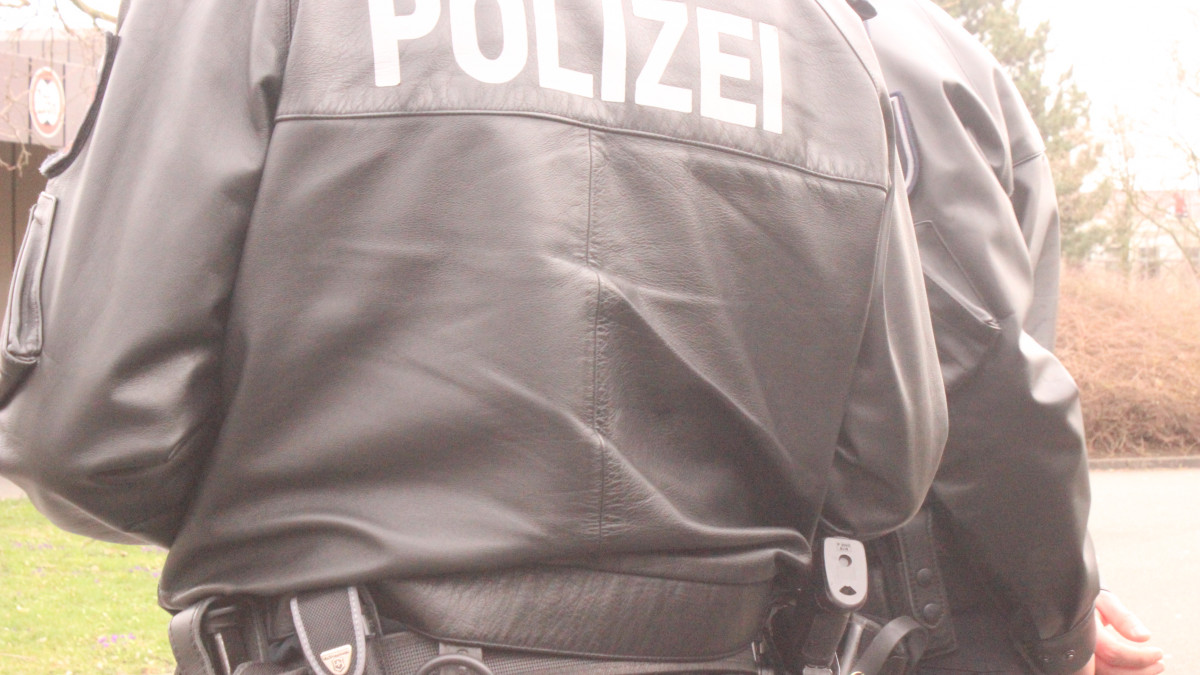 Geparkter-Renault-im-Vorbeifahren-stark-besch-digt-Verursacher-fl-chtet