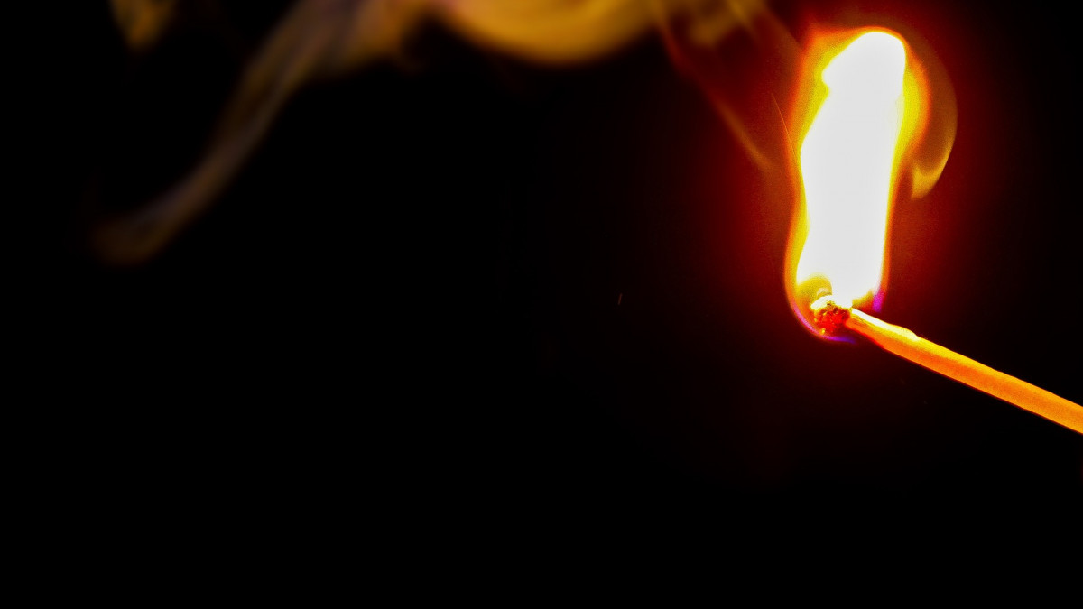 Feuer-zerst-rt-zahlreiche-Strohballen-Polizei-vermutet-Brandstiftung