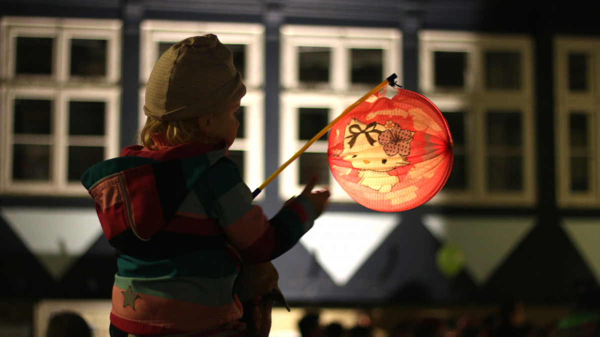 Gemeinsamer-Laternenzauber-Feuerwehr-startet-neue-Tradition