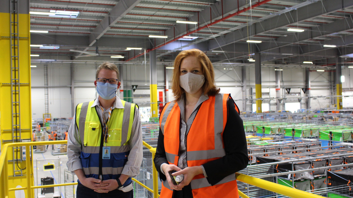 Amazon Verteilzentrum hat den Betrieb aufgenommen Versandriese