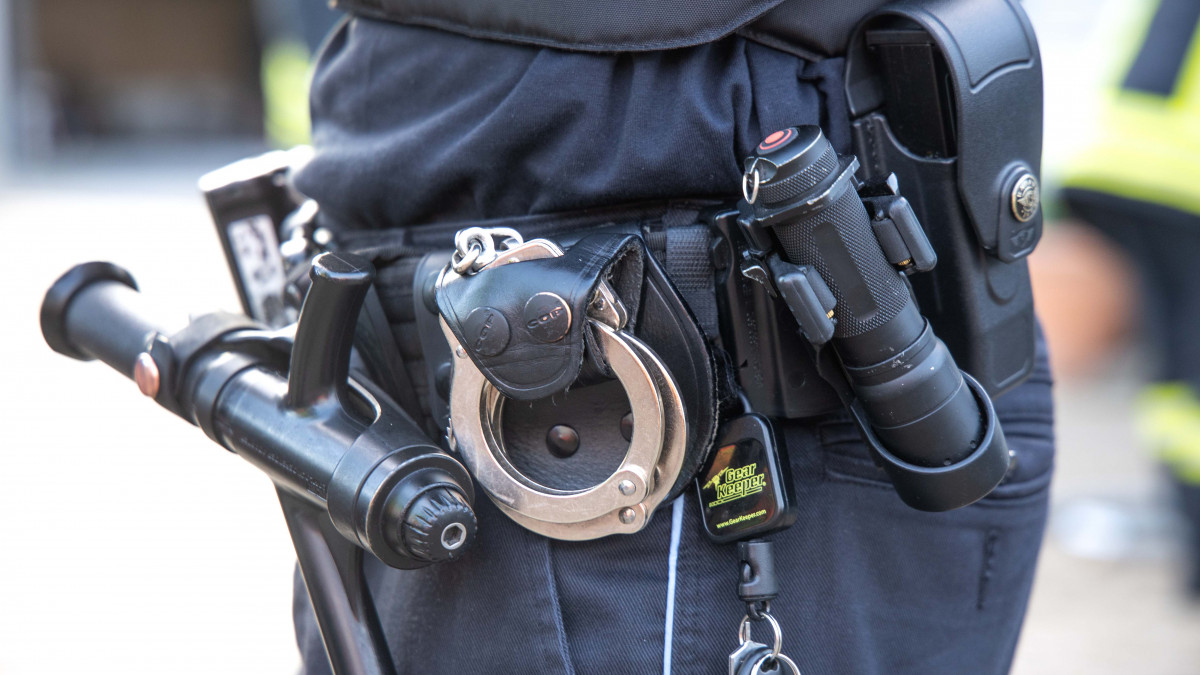 Eskalation-Polizei-muss-Frau-zu-Boden-bringen