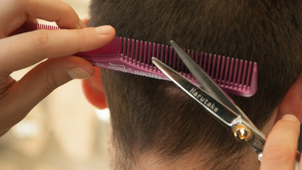 Zahlreiche-M-ngel-in-Friseursalons-und-Barbershops-aufgedeckt