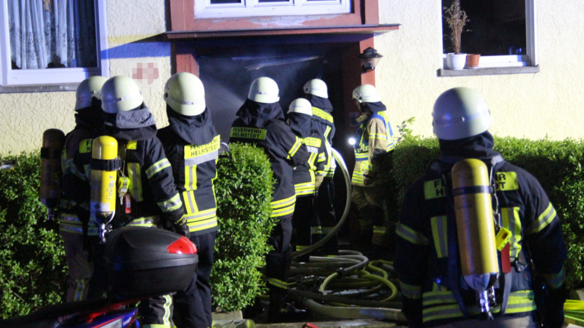 Brand In Mehrfamilienhaus: 14 Personen Aus Wohnungen Gerettet ...