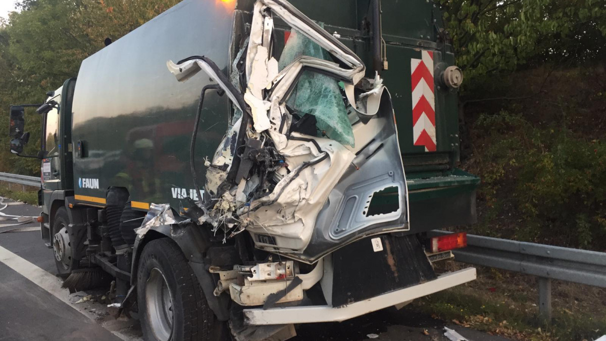 Schwerer Unfall Auf Der B6: LKW Rammt Kehrmaschine | RegionalHeute.de