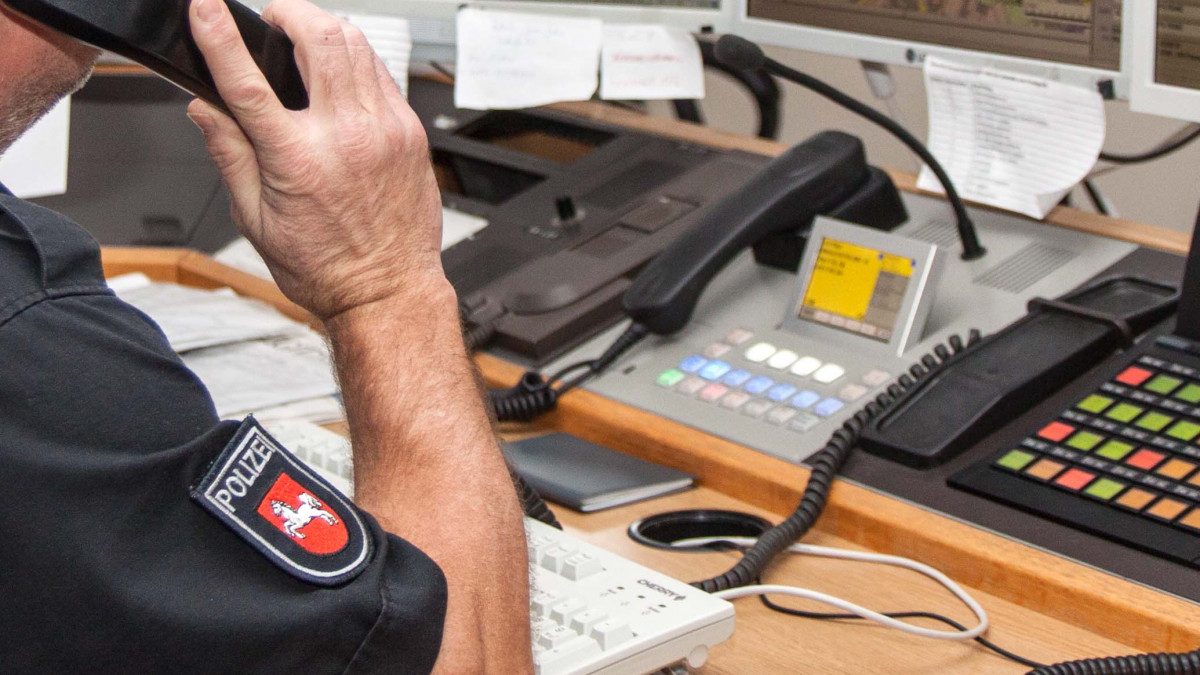 Trickbetr-ger-erbeuten-Bargeld-bei-Seniorin