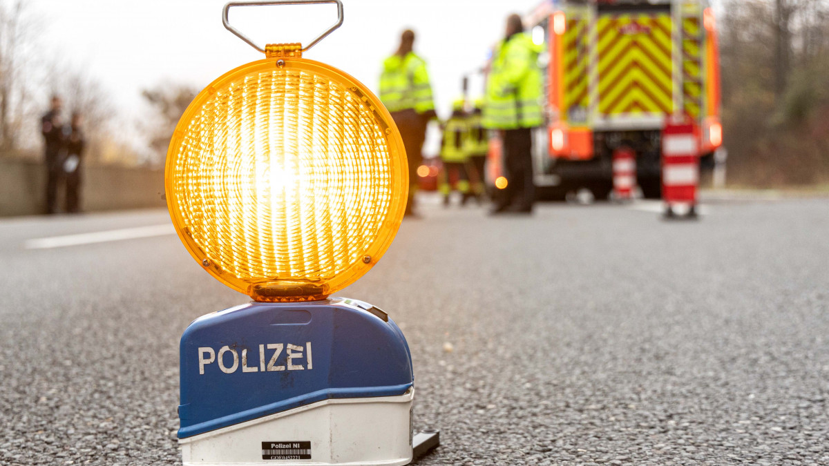 Auto-berschl-gt-sich-auf-Feld-an-der-L627-Fahrer-schwer-verletzt