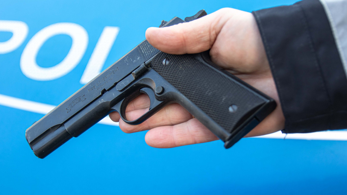 17-J-hriger-mit-Spielzeugpistolen-und-silberner-Axt-bewaffnet