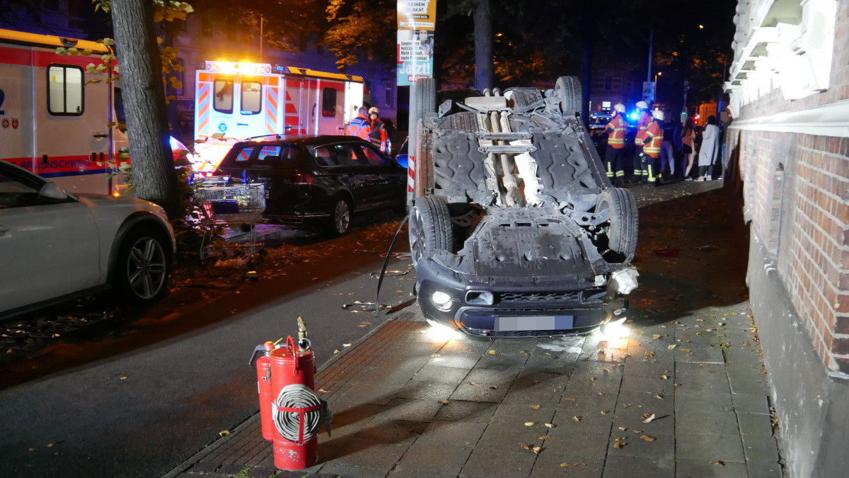 Spektakulärer Unfall in Braunschweig: Auto landet kopfüber auf dem ...