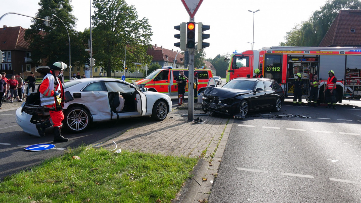 Fünf Verletzte Nach Kreuzungs-Crash In Salzgitter | RegionalHeute.de