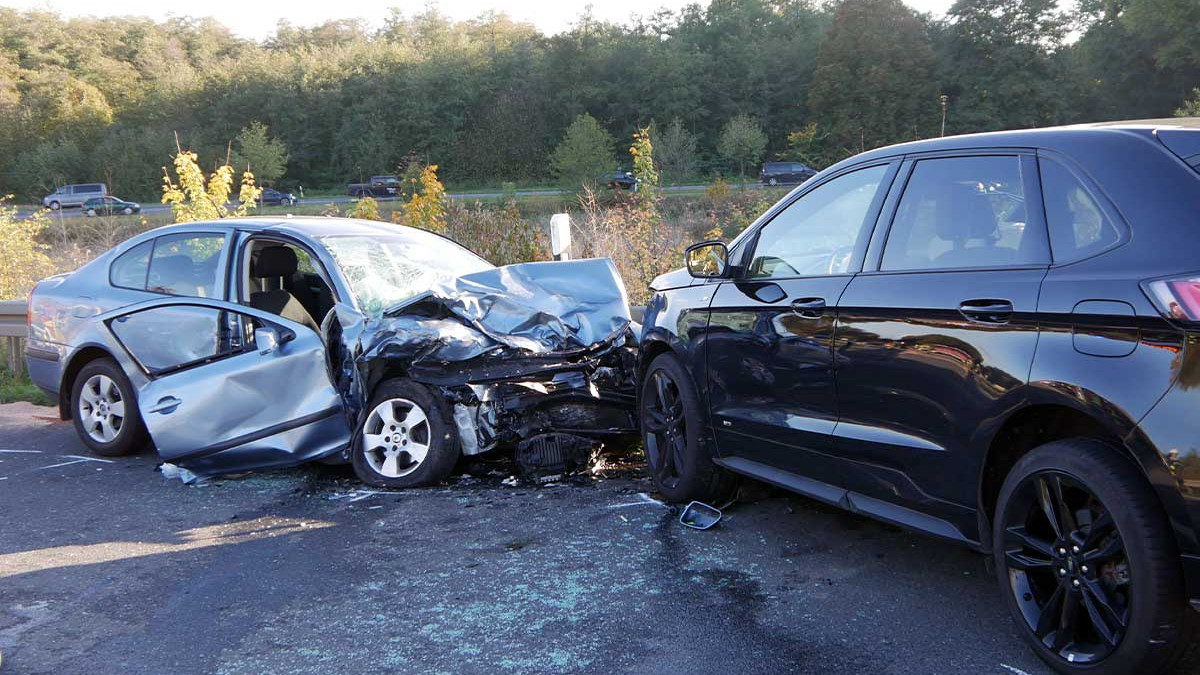 Vechelde: Auto Crasht In Gegenverkehr - Mehrere Verletzte ...