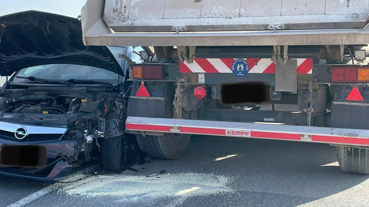 Zusammenstoß Beim Abbiegen: Auto Reißt Öltank Von LKW Auf ...