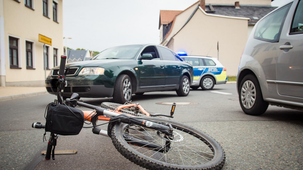 13-J-hriger-auf-Fahrrad-von-Auto-angefahren