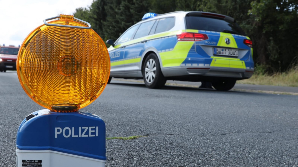 Lkw-Gespann-zu-hoch-Ampel-an-der-B6-besch-digt