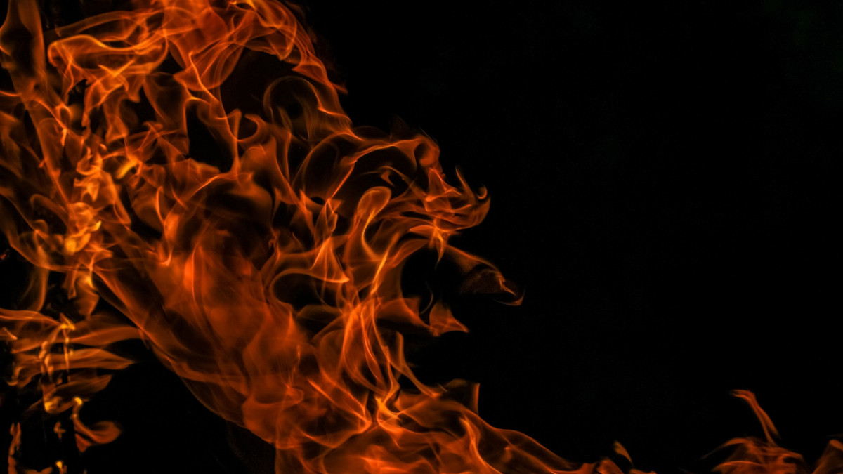 Lengede-Papiercontainer-in-Flammen