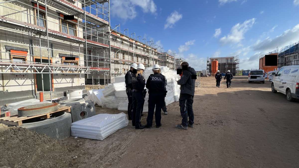 “Customs Officers Conduct Nationwide Construction Site Checks for Undeclared Work and Illegal Employment”