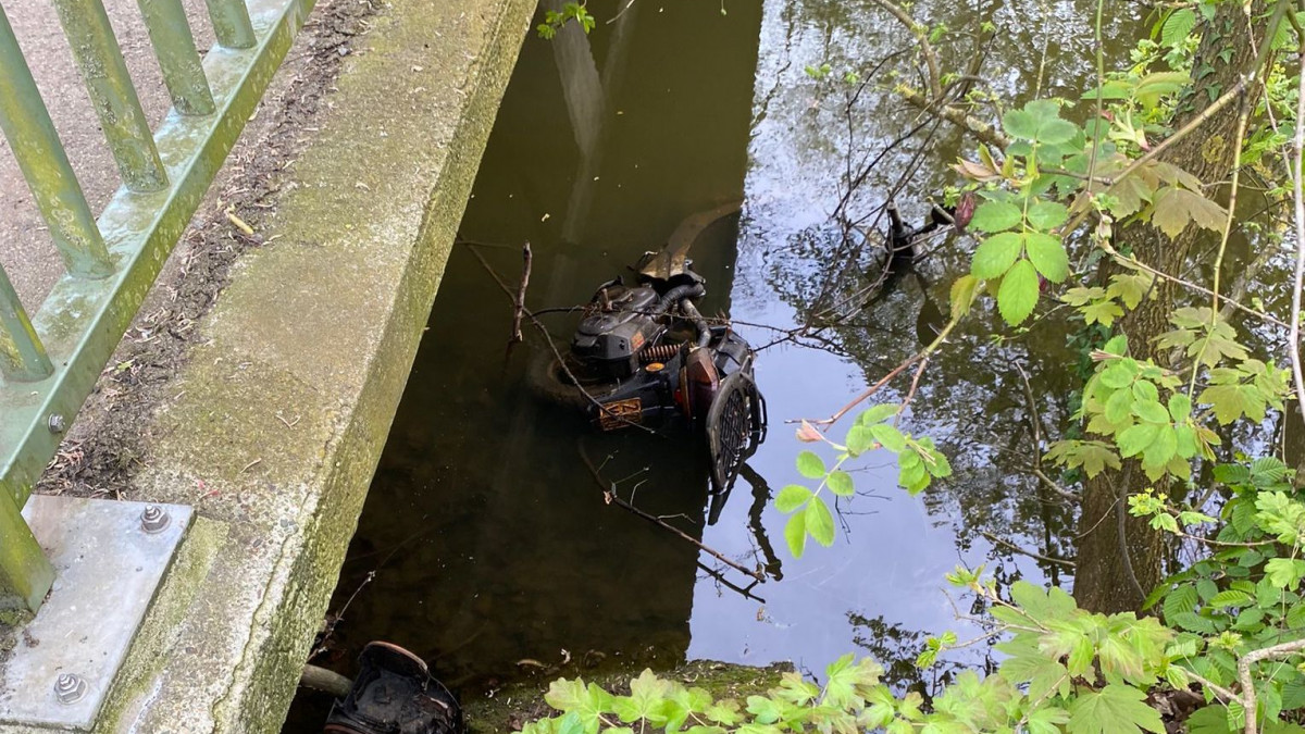Helmstedt Feuerwehr holt Motorroller aus Sternberger Teich