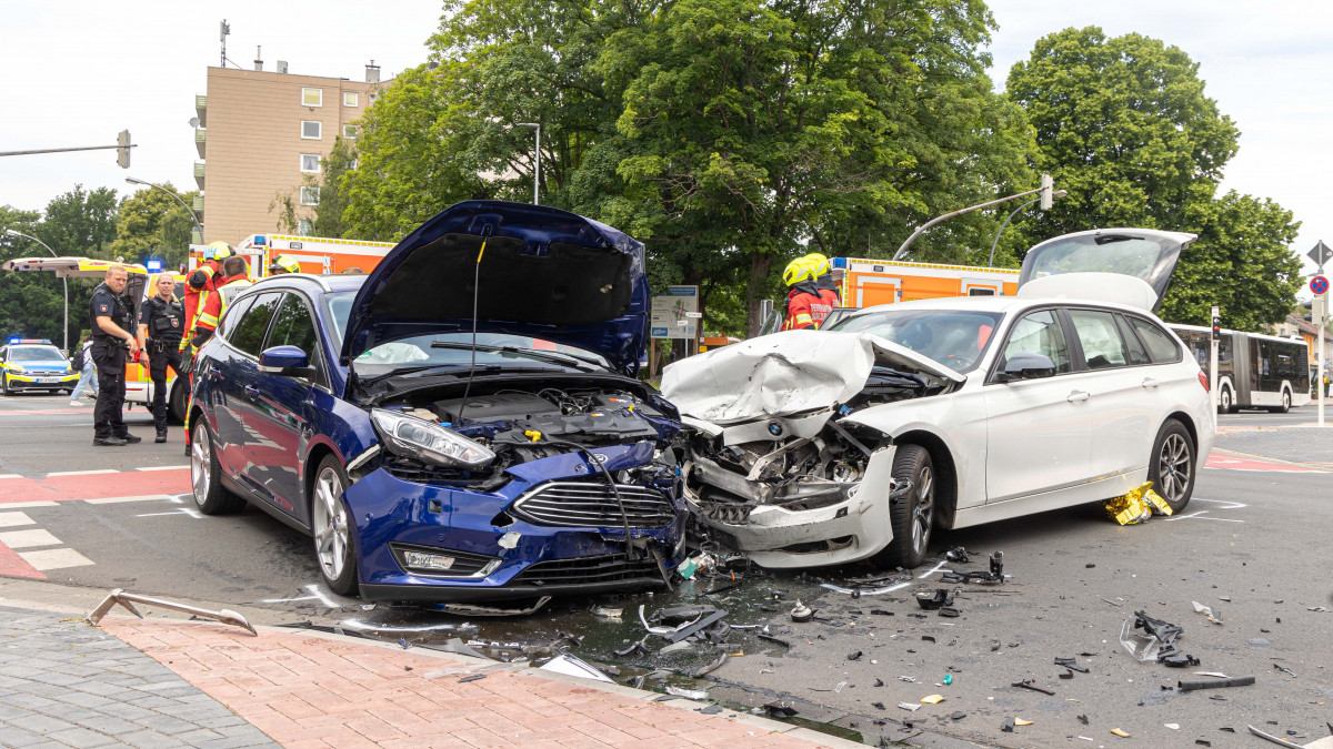 Salzgitter: Autos Stoßen Auf Kreuzung Zusammen - Vier Verletzte ...