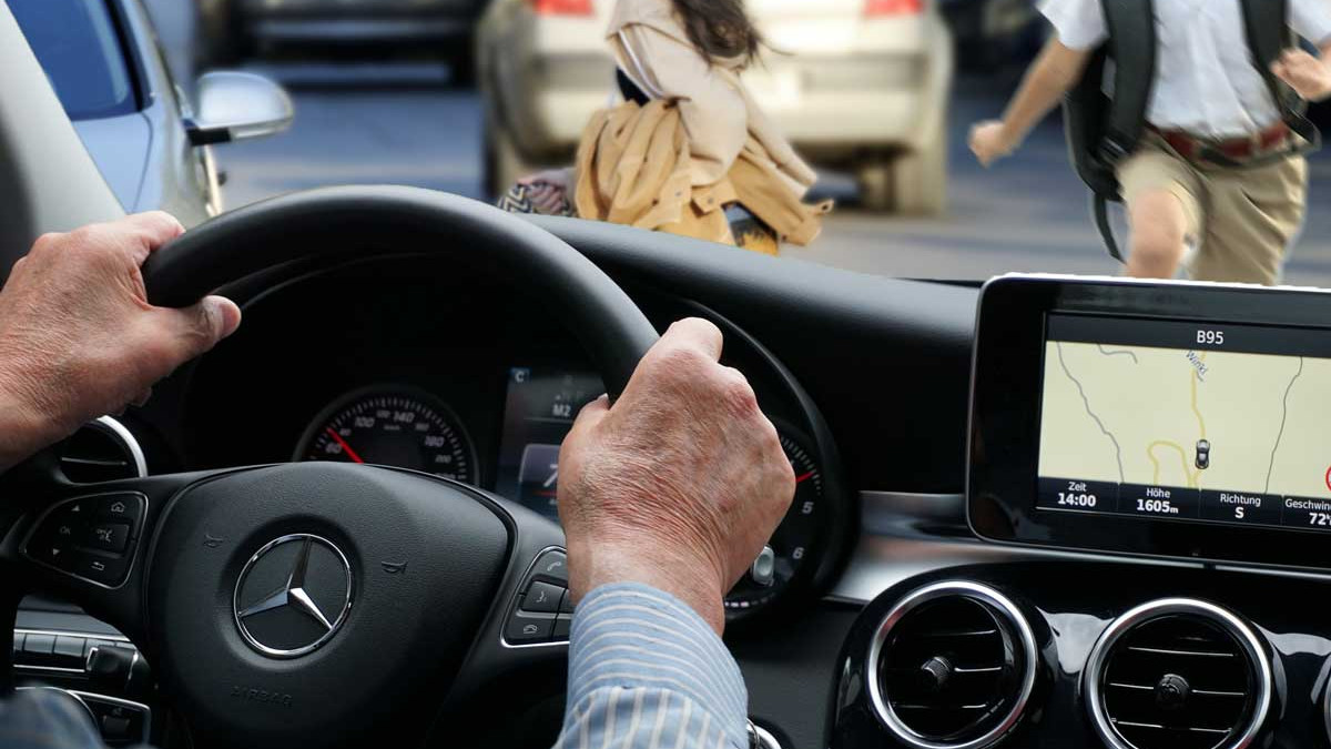 In Einem Wohngebiet Rollt Ein Ball Vor Ihr Fahrzeug