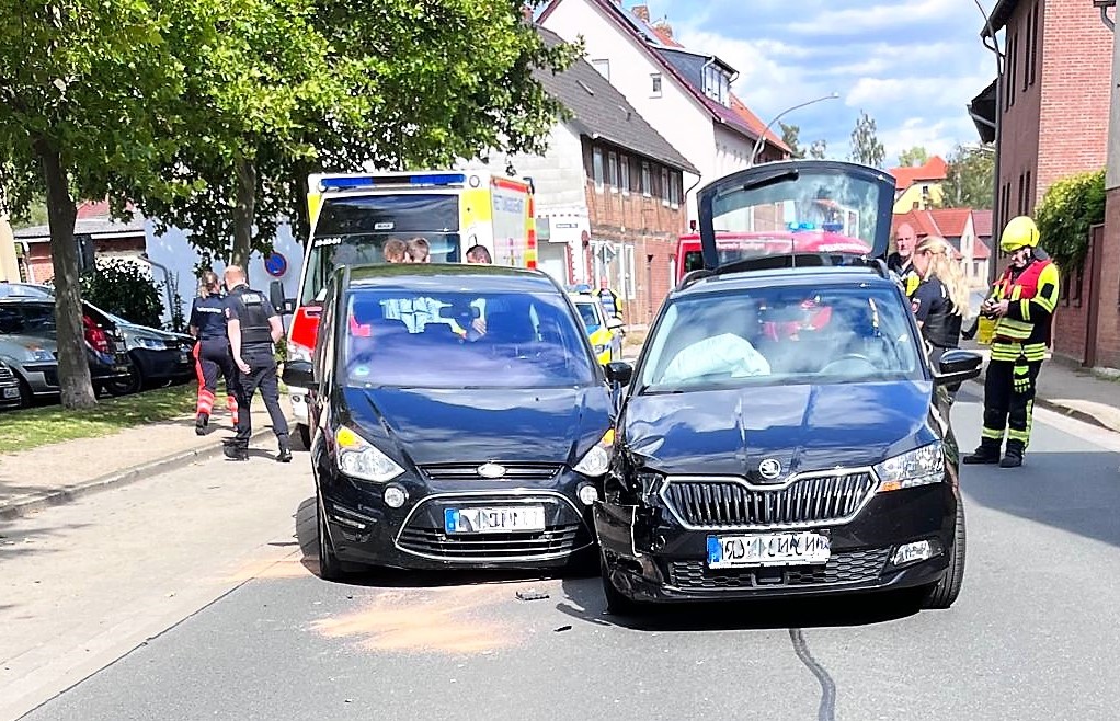 B1: Autos Kollidieren In Süpplingen - Eine Person Verletzt ...