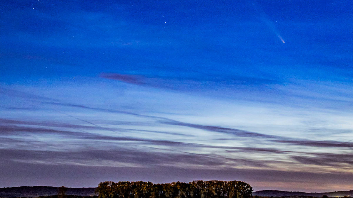 Himmlischer-Besucher-Komet-erleuchtet-den-Weihnachtshimmel