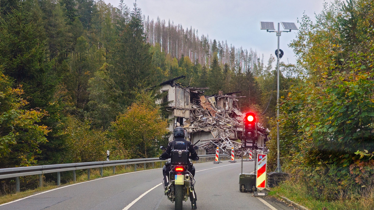 Wann-verschwinden-die-Reste-der-Villa-Helene-von-der-B498-