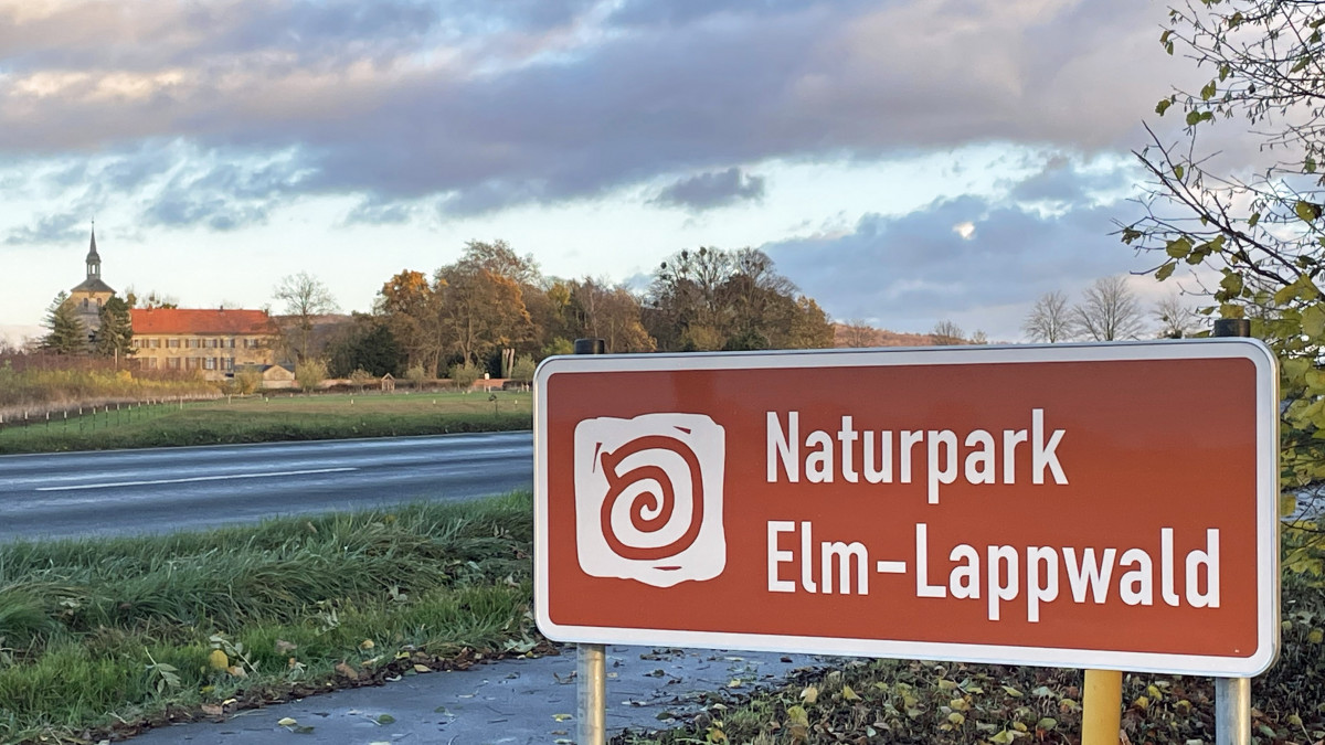 Prominenter-Hinweis-Hier-befindet-sich-der-Naturpark-Elm-Lappwald