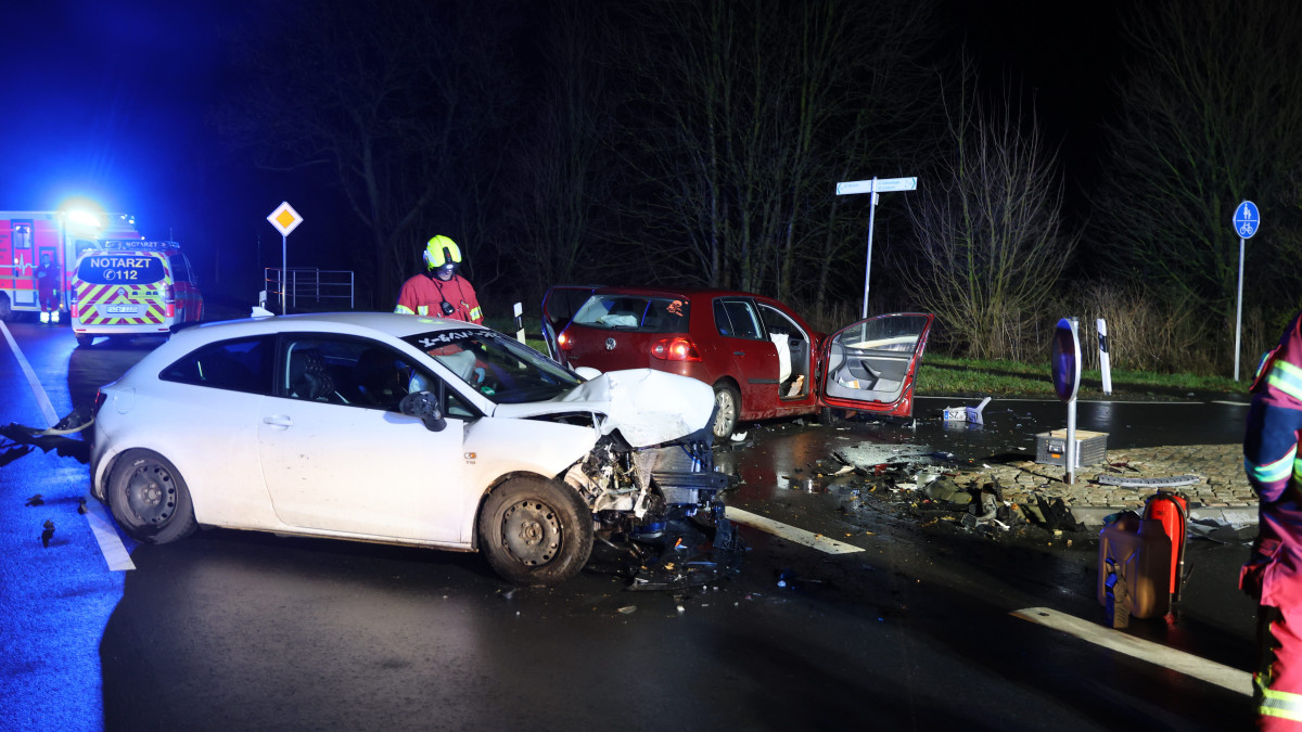 Frontalcrash-auf-der-B248-bei-Beinum-Drei-Verletzte-darunter-ein-Kind