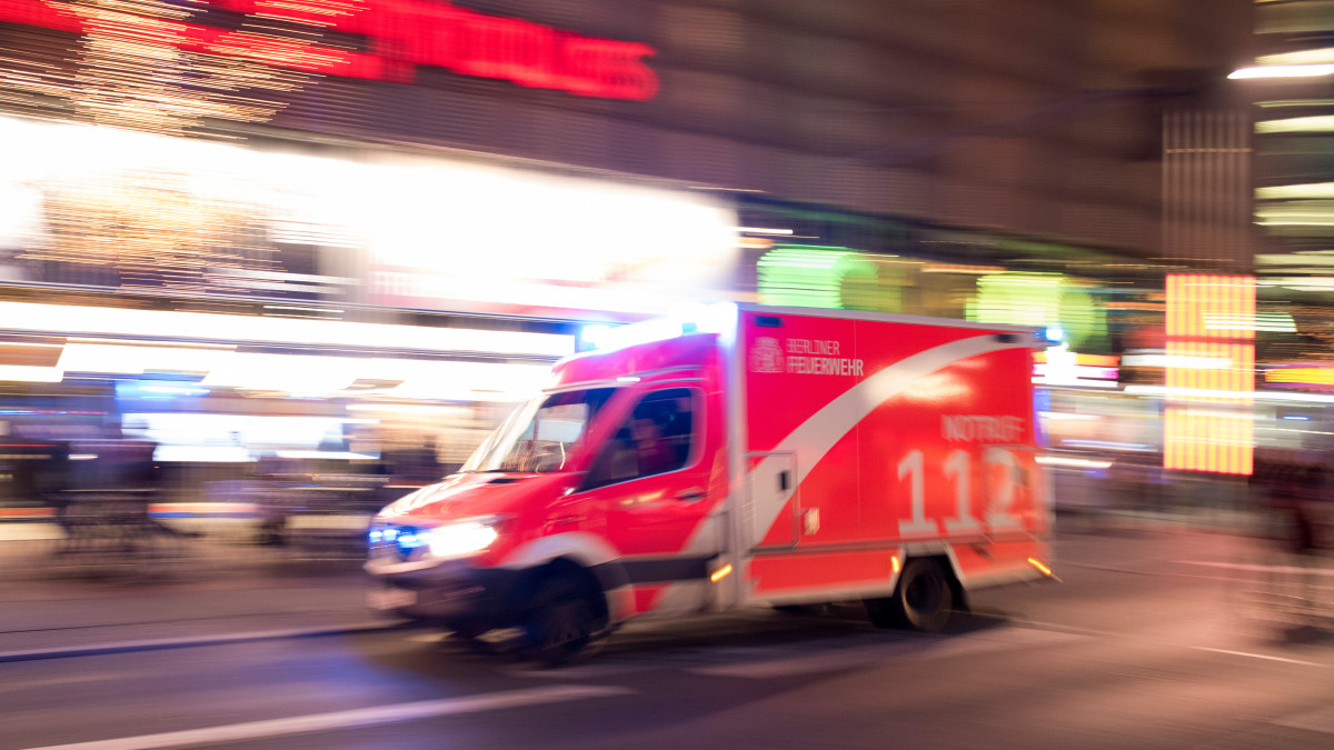 Wenn-ein-Einsatzfahrzeug-mit-Blaulicht-naht-So-verh-lt-man-sich-richtig