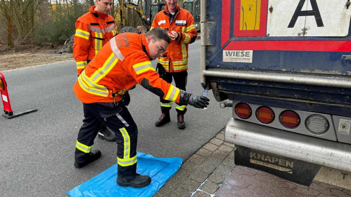 LKW verliert Flüssigkeit Feuerwehr Braunschweig rückt an regionalHeute.de