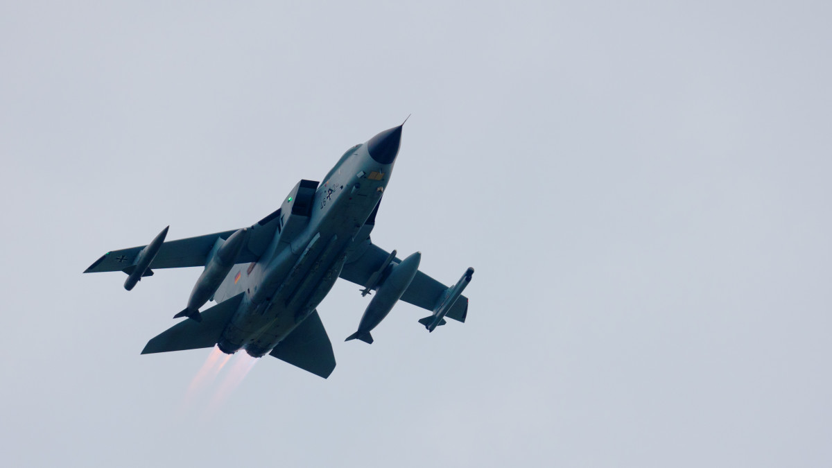 Luftwaffe-schickt-Kampfjets-im-Tiefflug-ber-den-Harz