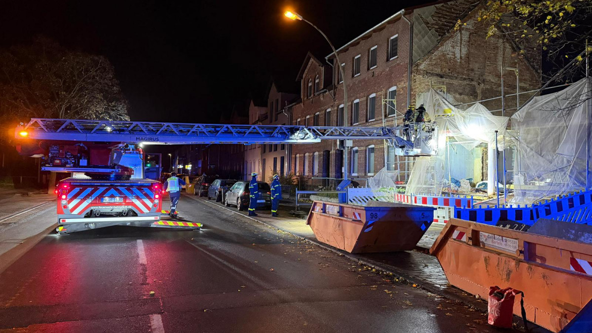 Bauger-st-drohte-umzust-rzen-Feuerwehr-und-THW-im-Einsatz