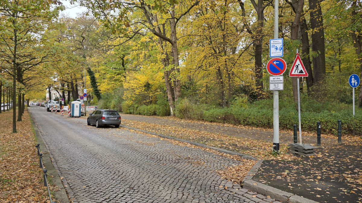 F-r-diese-Schule-wurden-Parkpl-tze-f-r-Elterntaxis-eingerichtet