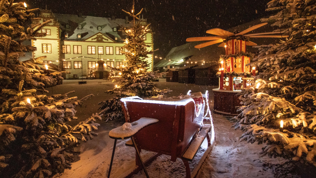 Winterzauber-in-Salzgitter-PLAYMOBIL-erobert-Schloss-Salder