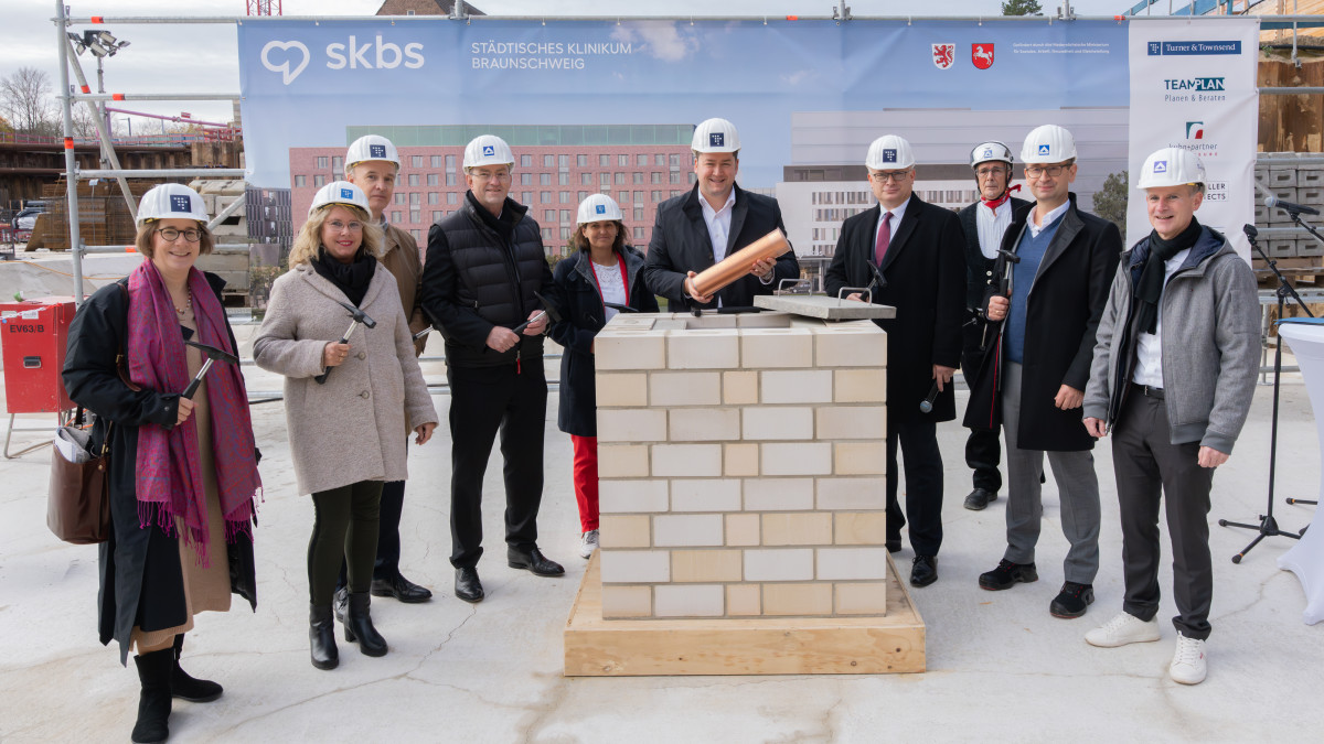 Ein-Klinikum-im-Wandel-Grundsteinlegung-f-r-neuen-Geb-udeteil