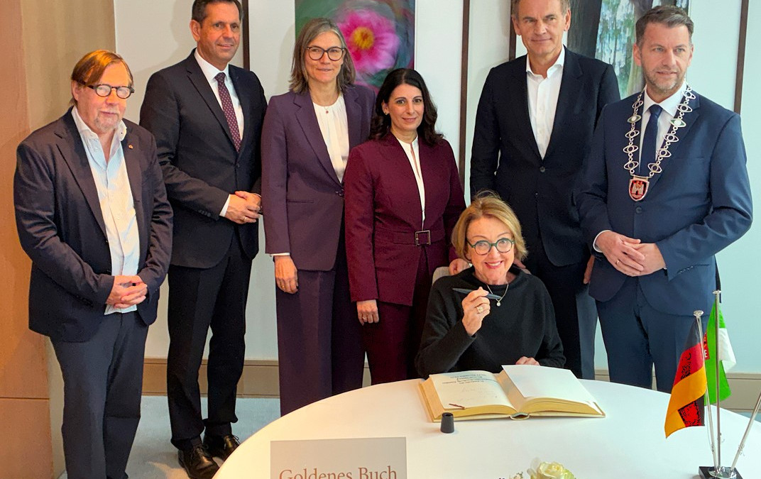 Holocaust-berlebende-Eva-Umlauf-verewigt-sich-in-Wolfsburg