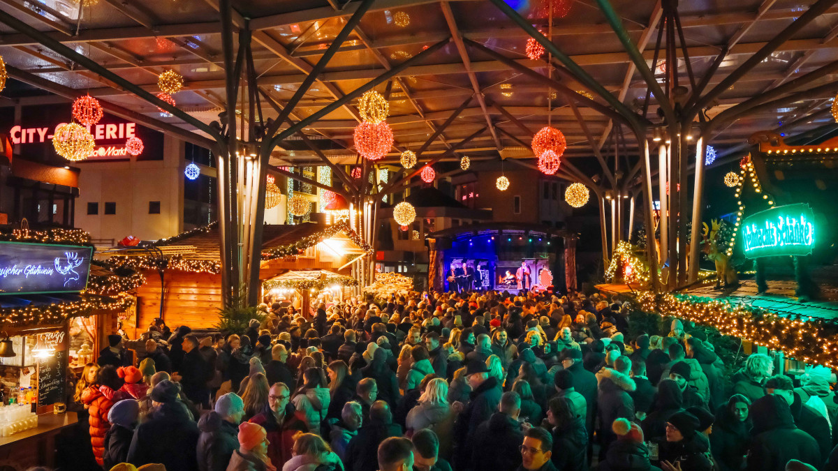 Kunsthandwerk-und-Lichterglanz-Weihnachtsmarkt-startet-bald