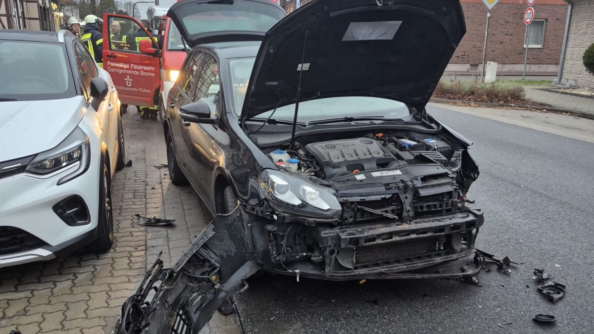 Kollision-auf-der-Hauptstra-e-Fahrzeugfront-abgerissen