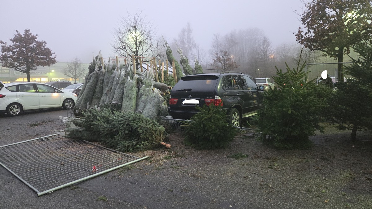 Falscher-Gang-BMW-kracht-in-Weihnachtsbaumstand