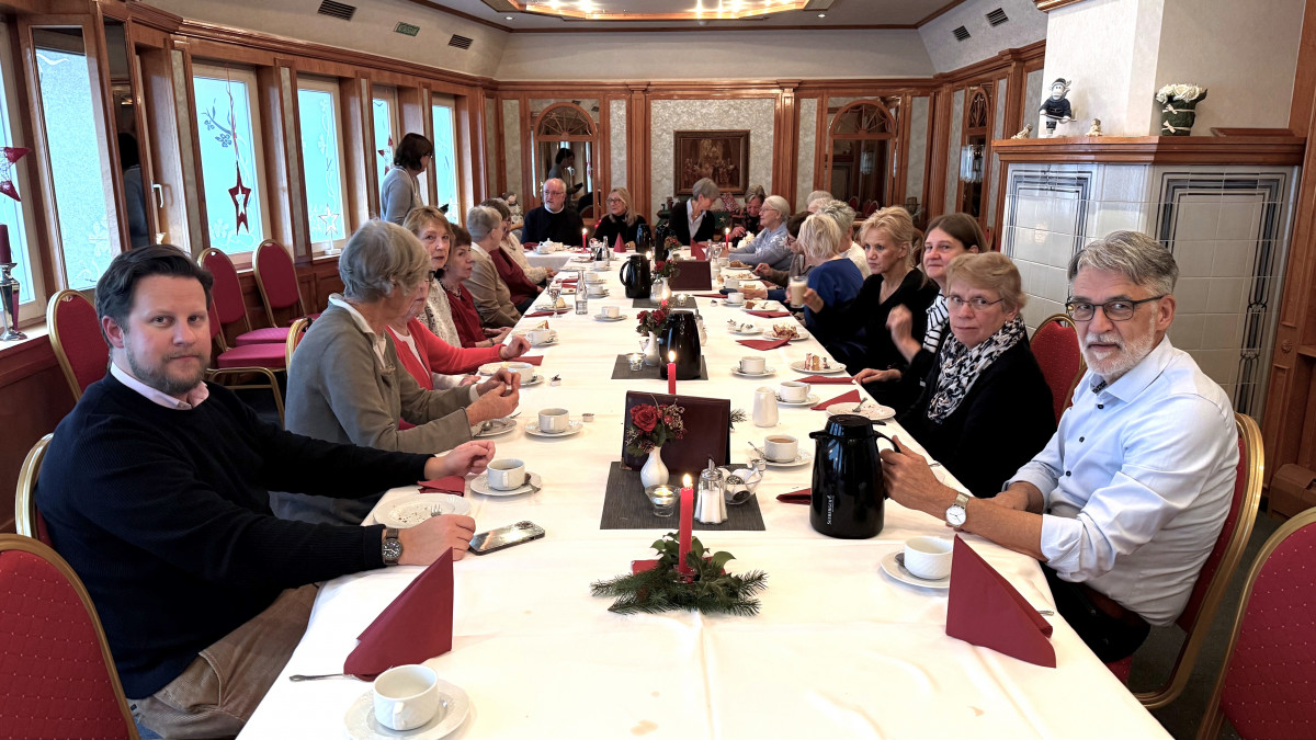 Wichtige-Unterst-tzung-im-Klinik-Alltag-Gr-ne-Damen-und-Herren-geehrt