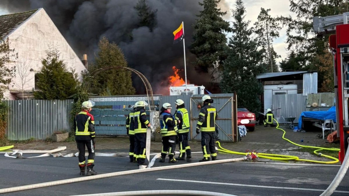 Gro-einsatz-Wohnmobil-Brand-droht-auf-Gastank-berzugreifen