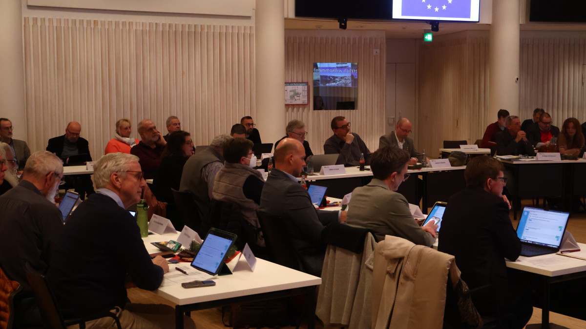 Investitionen-trotz-Sparzwang-Kreistag-beschlie-t-Haushalt-2026