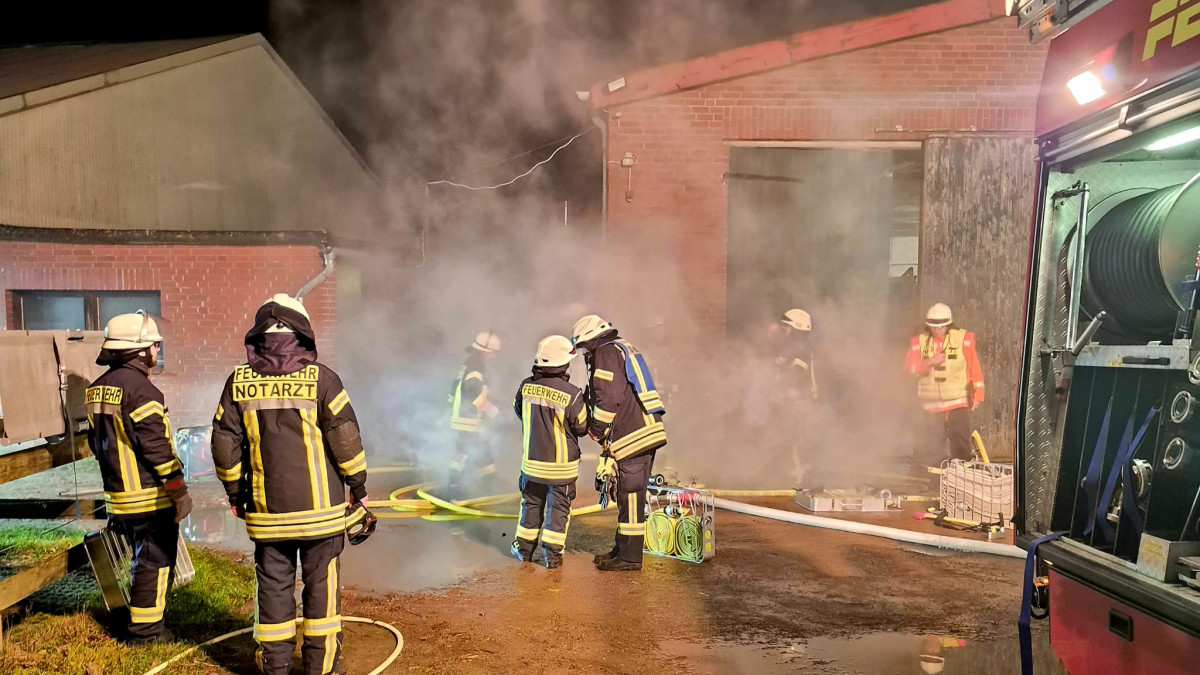 Gro-bung-in-Ehra-Lessin-Einsatzkr-fte-probten-Ernstfall-am-Pferdestall