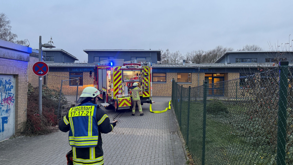 Adventskranz-in-Flammen-Feuerwehr-r-ckt-zu-Kita-aus